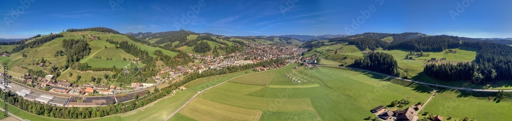 Luftpanorama der Stadt Langnau i.E., Schweiz