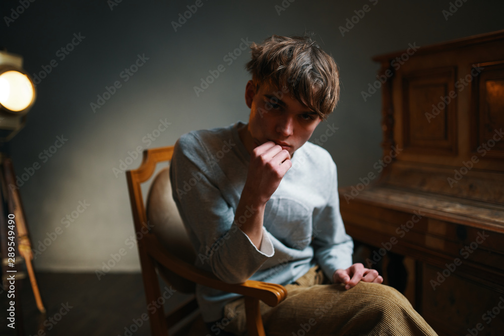 Obraz premium man sitting on chair and working on his laptop