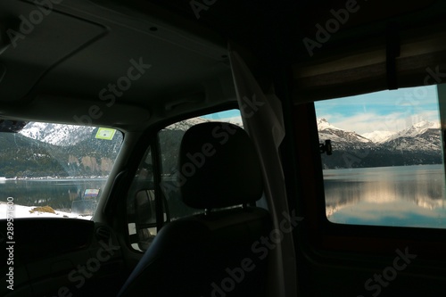 paisajes vistos desde el interior de un motorhome estacionado a la orilla de un lago en la patagonia © Fernando