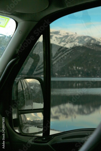 paisajes vistos desde el interior de un motorhome estacionado a la orilla de un lago en la patagonia