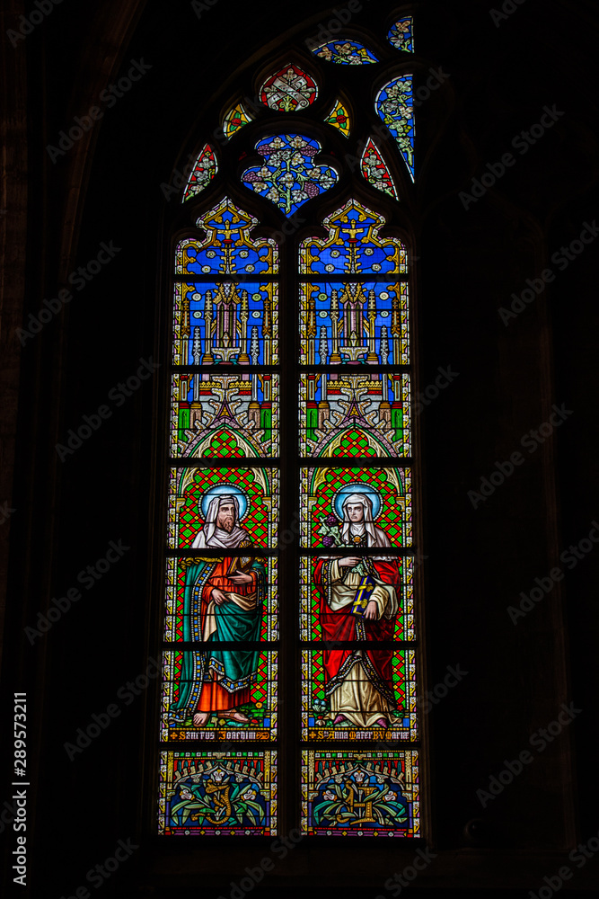 Vitral maravilhoso muito colorido e com várias imagens e histórias. Nas igrejas, catedrais e basílicas ao redor do mundo