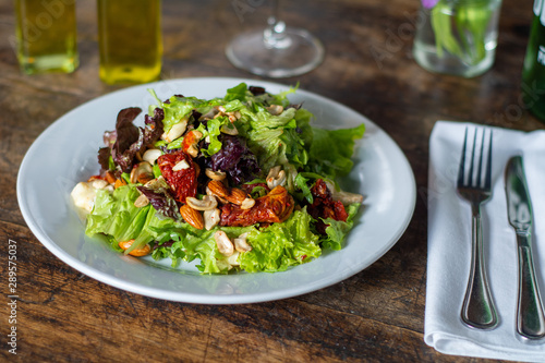 ensalada de lechuga tomates secos y almendras