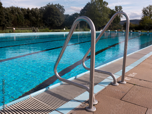 Fotografie Ansicht eines menschenleeren Schwimmbeckens oder Freibad am Ende der Saison