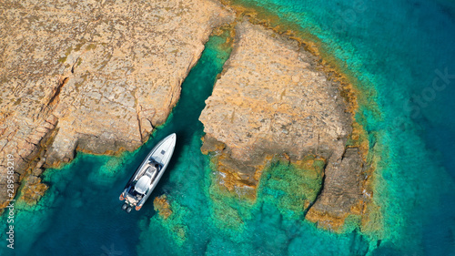 Fotografia Aerial top view luxury inflatable rib speed boat docked in mediterranean emerald