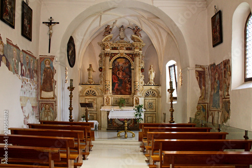 Foto interno della chiesetta di San Tommaso a Cles, Trentino
