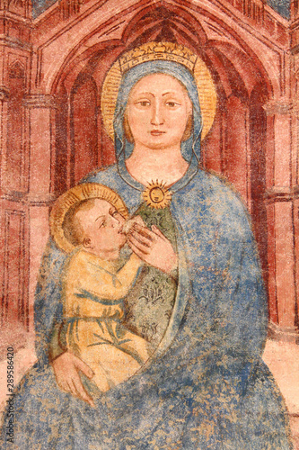Madonna in trono che allatta  affresco nella chiesa di San Tommaso a Cles, Trentino © gabriffaldi