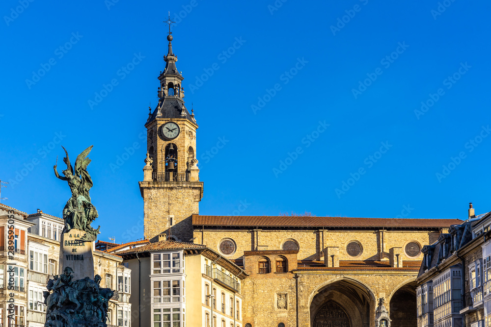 Obraz premium itoria-Gasteiz, Virgen Blanca Square. Close up of Monument a la Batalla and tower bell of the Church of San Miguel, Basque Country, Spain