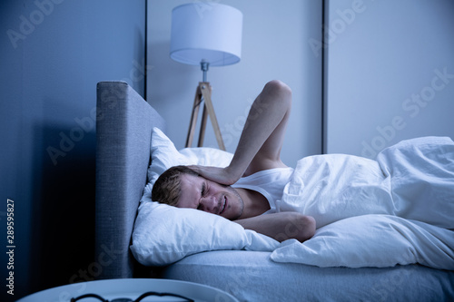 Schilderij op canvas Man Covering His Head With Pillow