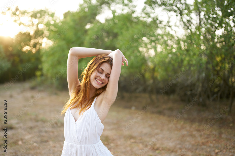Naklejka premium young woman in the park with dandelions