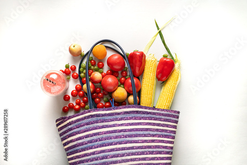 Foto top view of eco natural farmer fruit and vegetable fall out of the bag