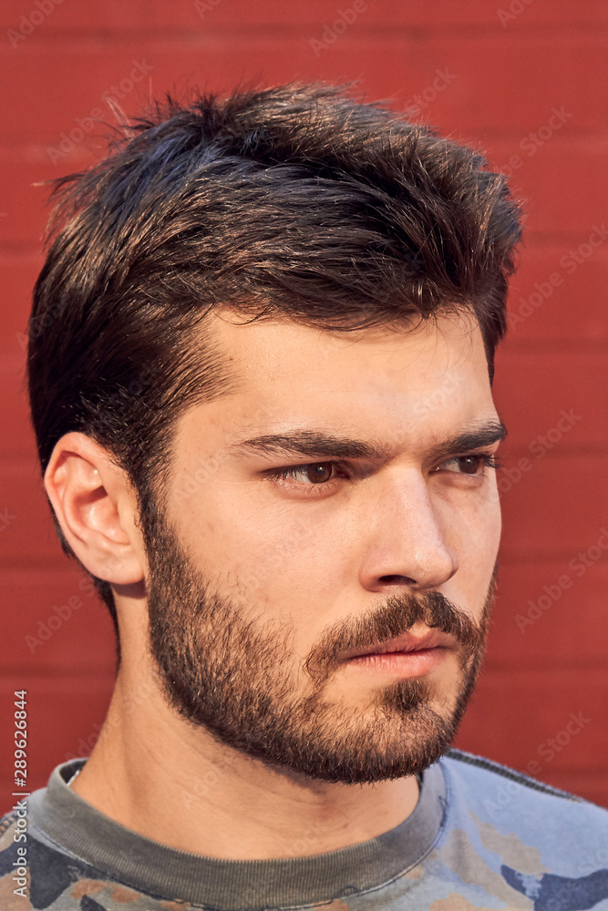 Obraz premium Young man posing in front of a camera.