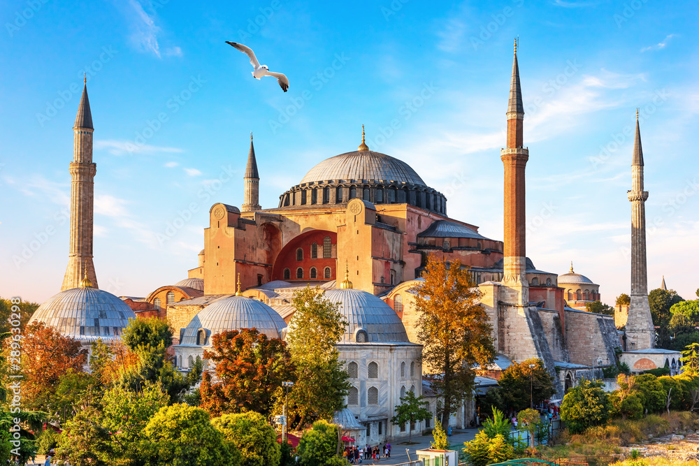 Naklejka premium Słynny meczet Hagia Sophia w Stambule w Turcji