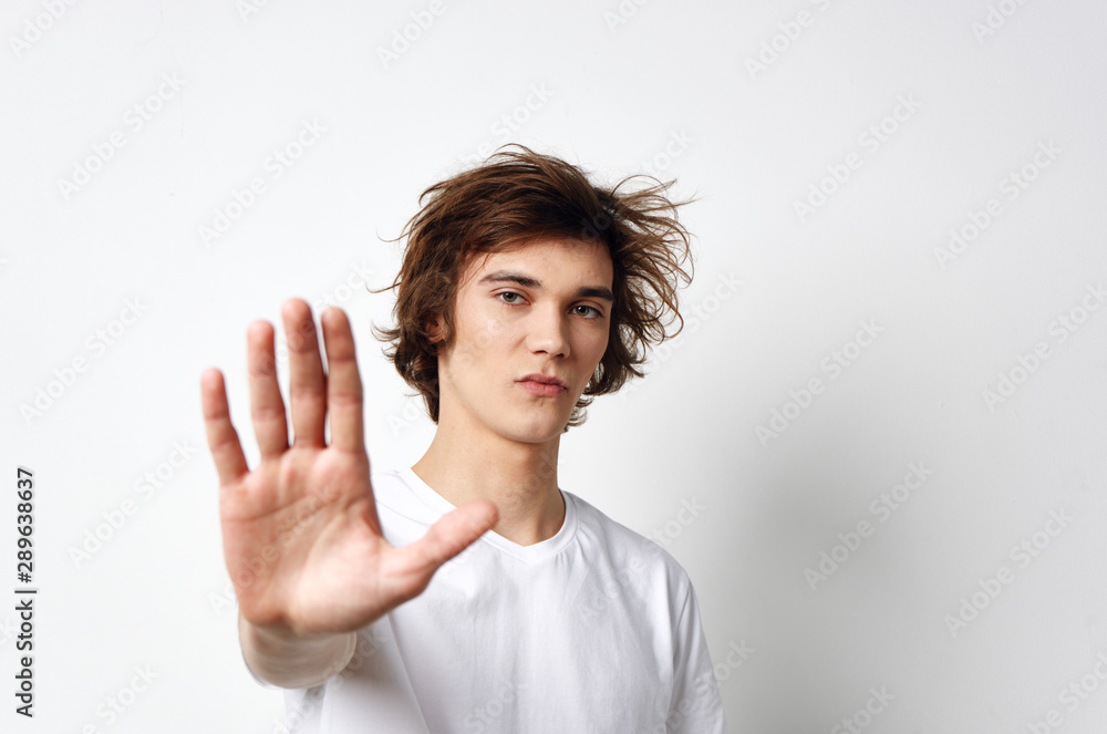 Naklejka premium young man with thumbs up