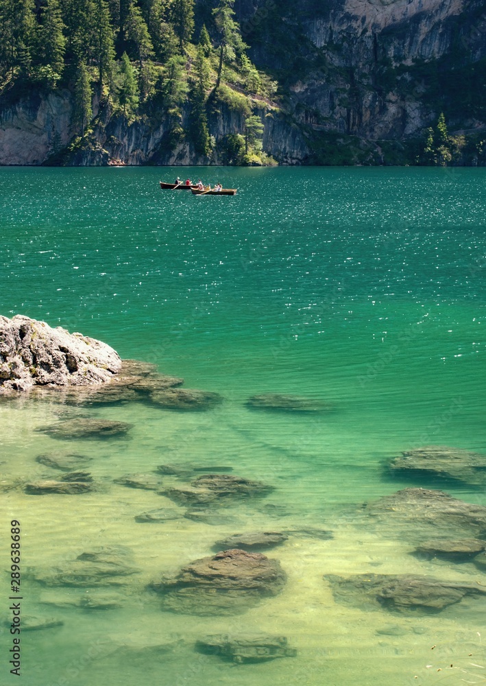 Obraz premium Beautiful alpine scenery - Lago di Braies (Pragser wildsee), Dolomites Italy