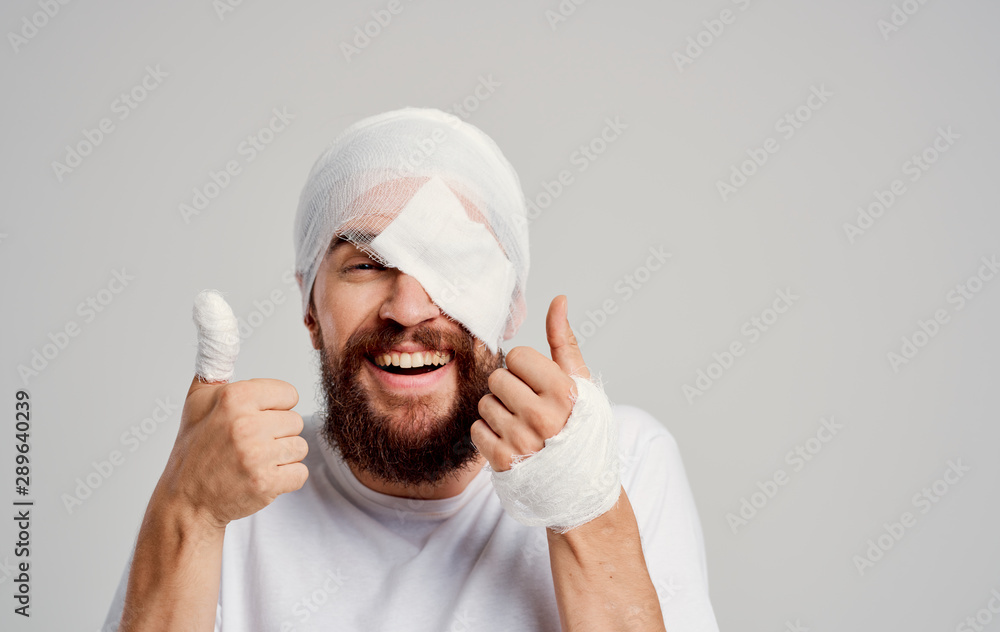 Fotografie young man with thumbs up and trauma