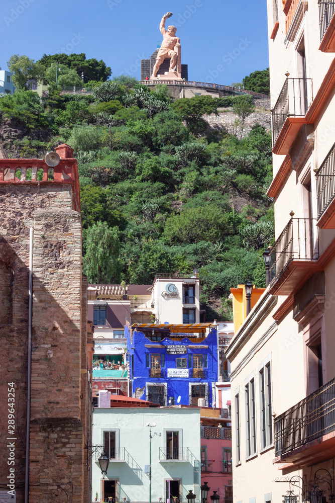 Panoramica de una calle de Guanajuato. Se ve la arquitectura colonial con sus casas de colores y calles estrechas