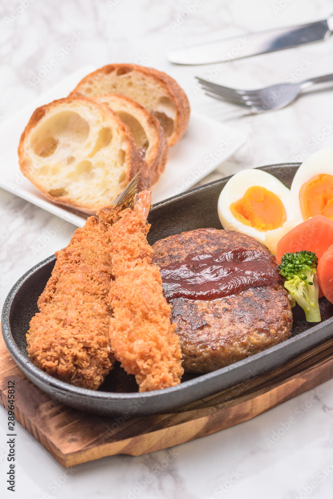 ハンバーグとフライの盛り合わせ ハンバーグとフライの盛り合わせ