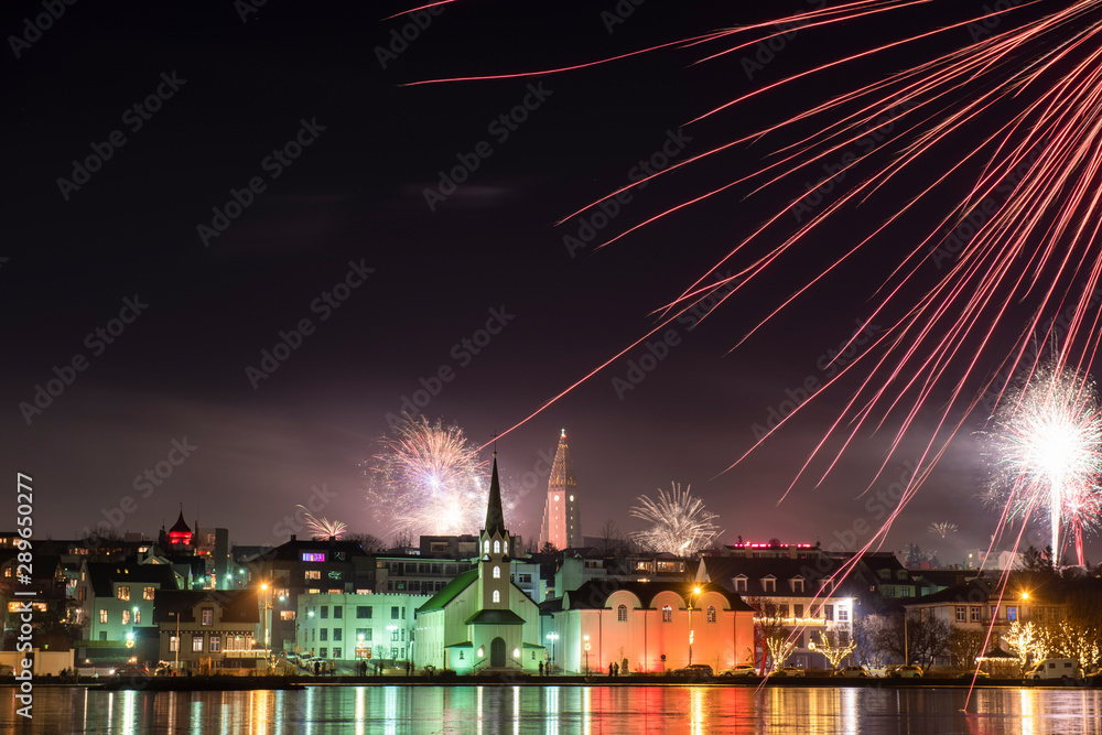 Φωτογραφία Mit einem Silvesterfeuerwerk über der isländischen Hauptstadt begrüßen die Isländer das neue Jahr