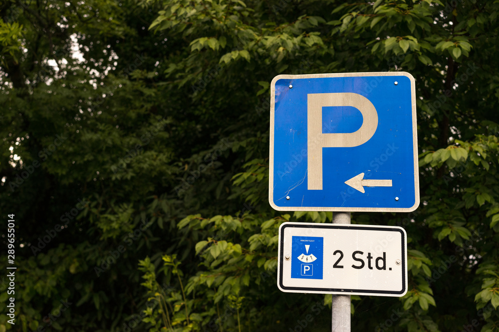 Verkehrsschild Parkplatz mit Parkscheibenzeichen 