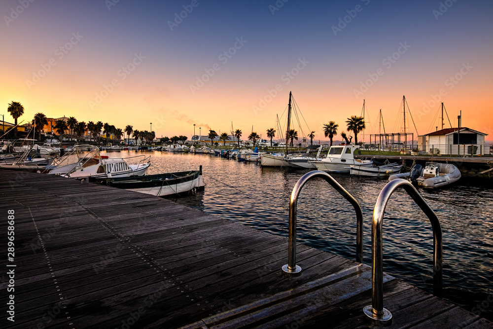 Obraz premium boats docked at the pier