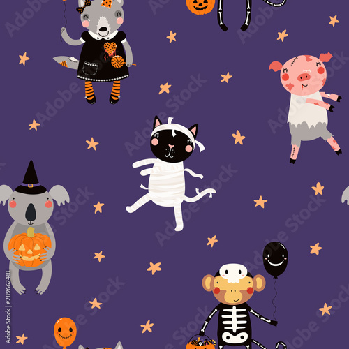 Φωτογραφία Hand drawn seamless vector pattern with cute animals in Halloween costumes, on a violet background