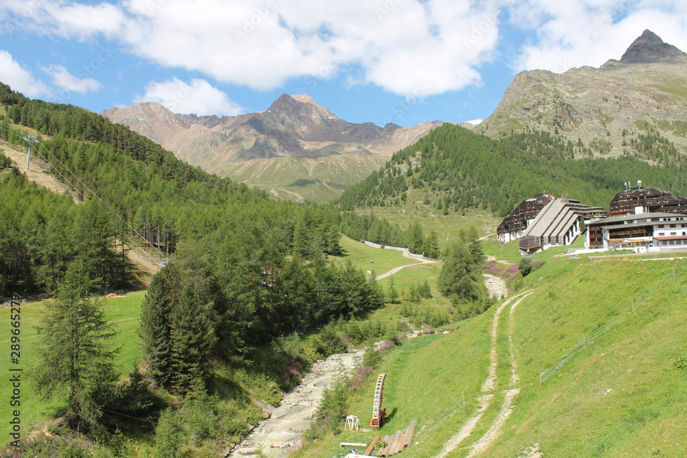Kurzras im Schnalstal vor den Ötztaler Alpen