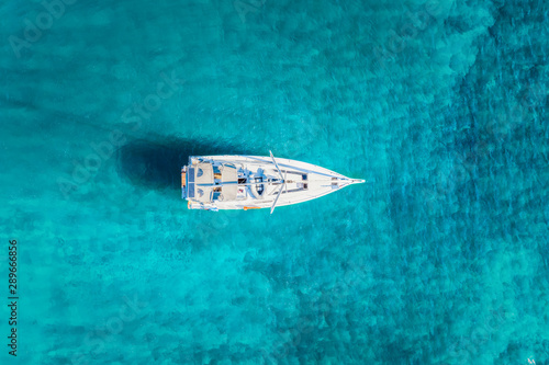 Top down Ansicht eines Segelbootes über dem türkisem Meer der Ägäis in Griechenland