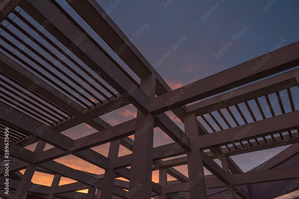 Obraz premium Concrete beam net on the roof of a high-rise building in the twilight twilight