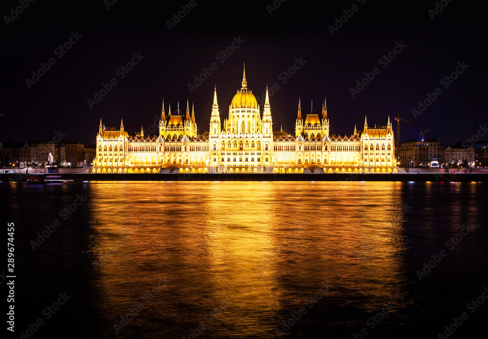 Fototapeta premium Hungarian Parliament Building at night