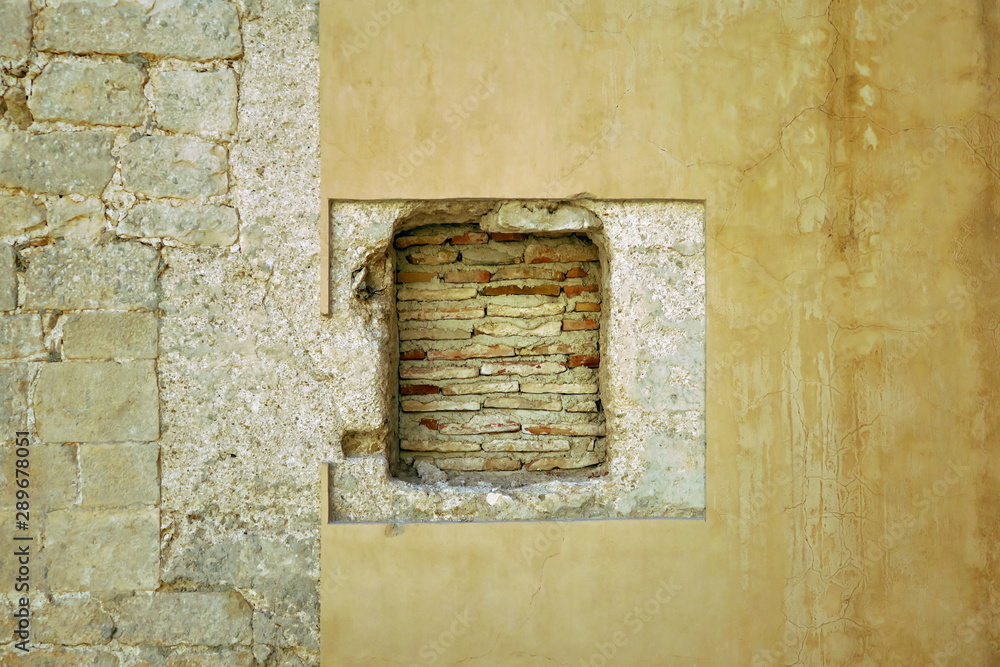 Fenêtre murée dans un vieux mur