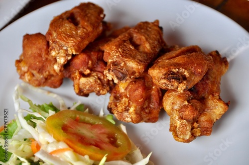 fried chicken wings with vegetables on plate