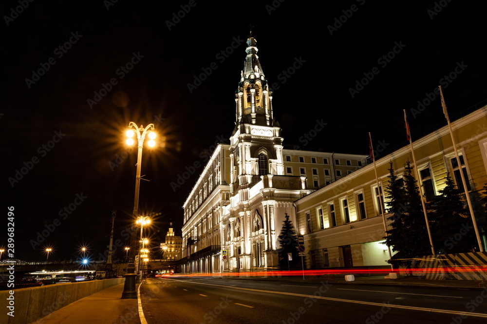 Obraz premium Night view of the Sofiyskaya embankment and Church of Sofia the Wisdom of God.