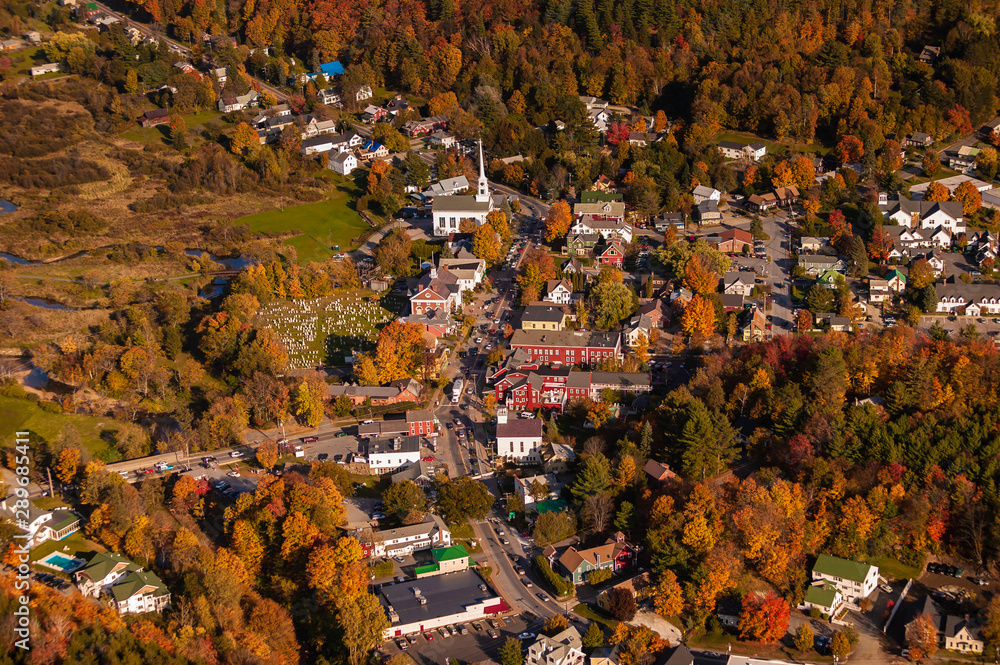 Obraz premium Aerial view of the town of Stowe Vermont on a colorful autumn afternoon