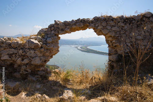 Torbogen aus alten Steinen auf der Festung Paleo Kastro mit Blick auf die Bucht von Navarino