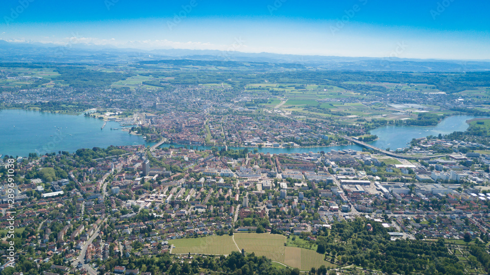 Panorama über Konstanz am Bodensee mit Sicht auf die Alpen