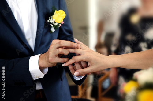 Hochzeit. Ringe wechseln.