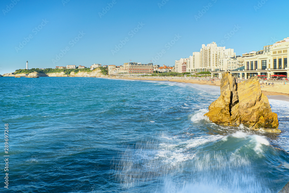 Les vagues de la plage de Biarritz, France.