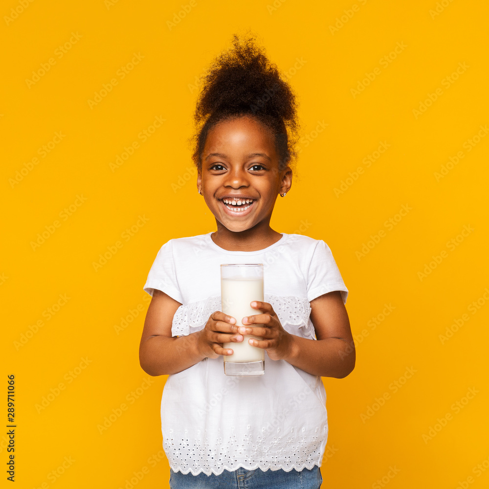 Cute afro girl enjoying glass of milk - obrazy, fototapety, plakaty 