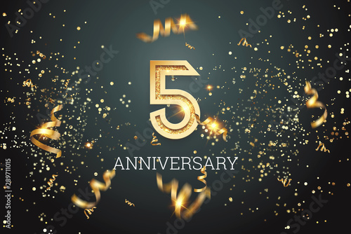 Photographie Golden numbers, 5 years anniversary celebration on dark background and confetti
