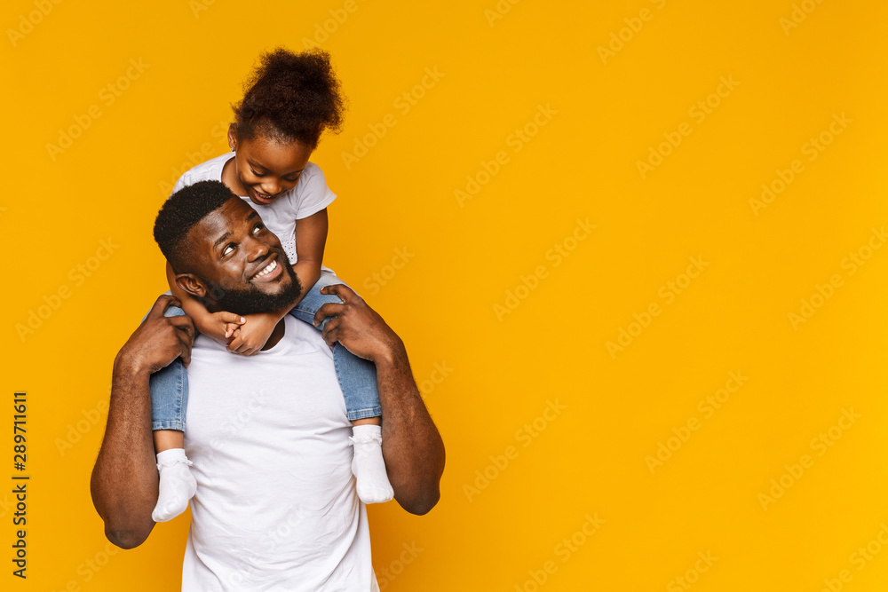 Cute african girl sitting on daddy's shoulders - obrazy, fototapety, plakaty 