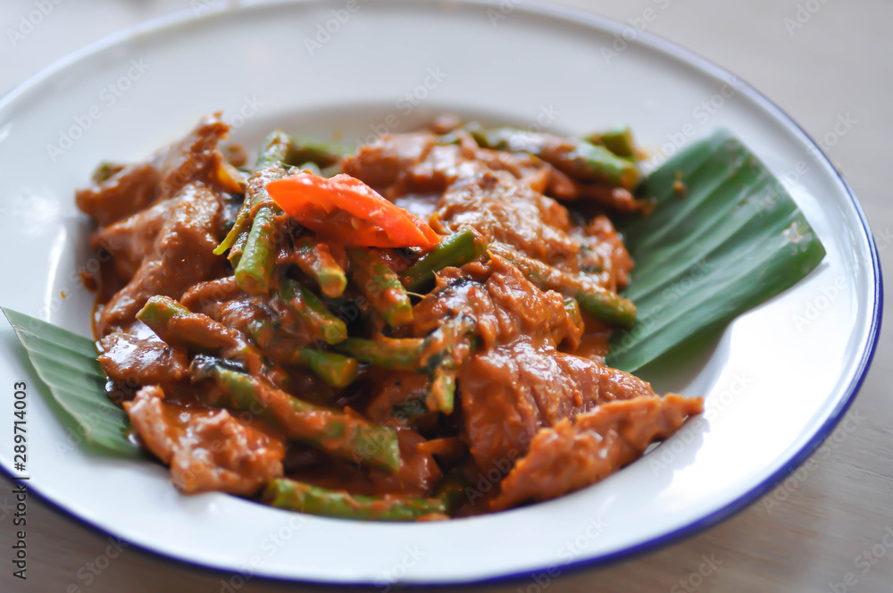 stir-fried beef with curry and vegetable