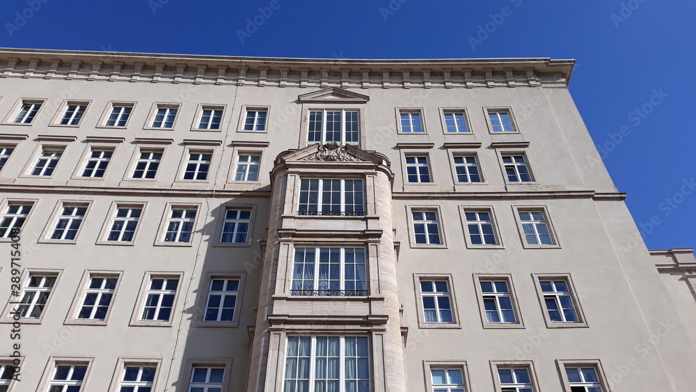 Fototapeta premium Fassade vom historischen Altbau, altes Gebäude in Leipzig und blauer Himmel. Immobilien und Wohnung