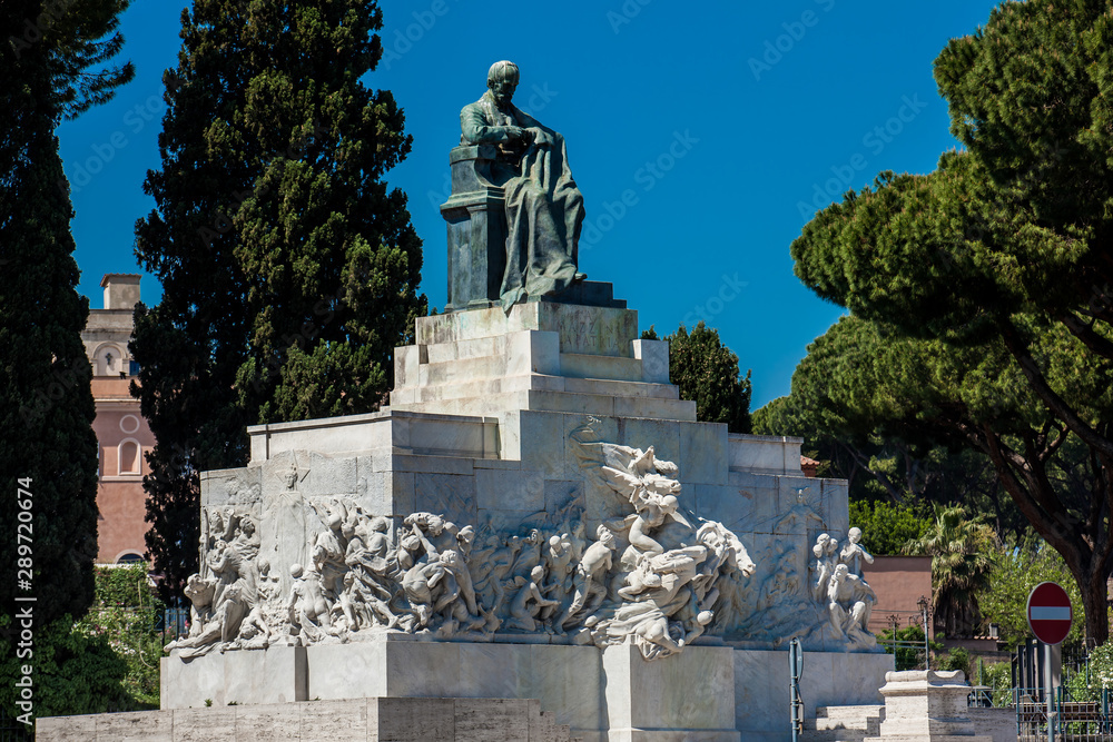 Obraz premium Monument to the Italian politician Giuseppe Mazzini in Rome