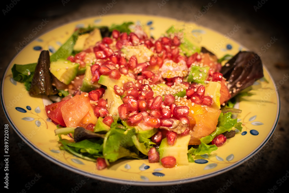 ensalada natural con granada, tomate, aguacate, canónigos