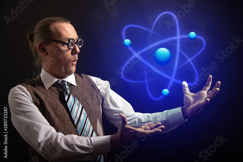 Professor or Teacher hat presenting Atom icon