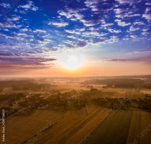 Wschód słońca nad wsią latem