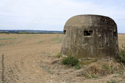 polska lubuskie betonwy bunkier w polu