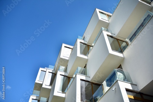 Nowoczesny europejski kwartał budynków mieszkalnych. Architektura abstrakcyjna, fragment nowoczesnej geometrii miejskiej.