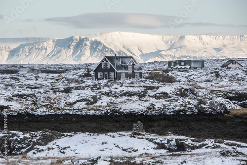 Einsames Haus im Lavafeld Hvassahraun bei Vogar an der Küste der Halbinsel Reykjanes photo