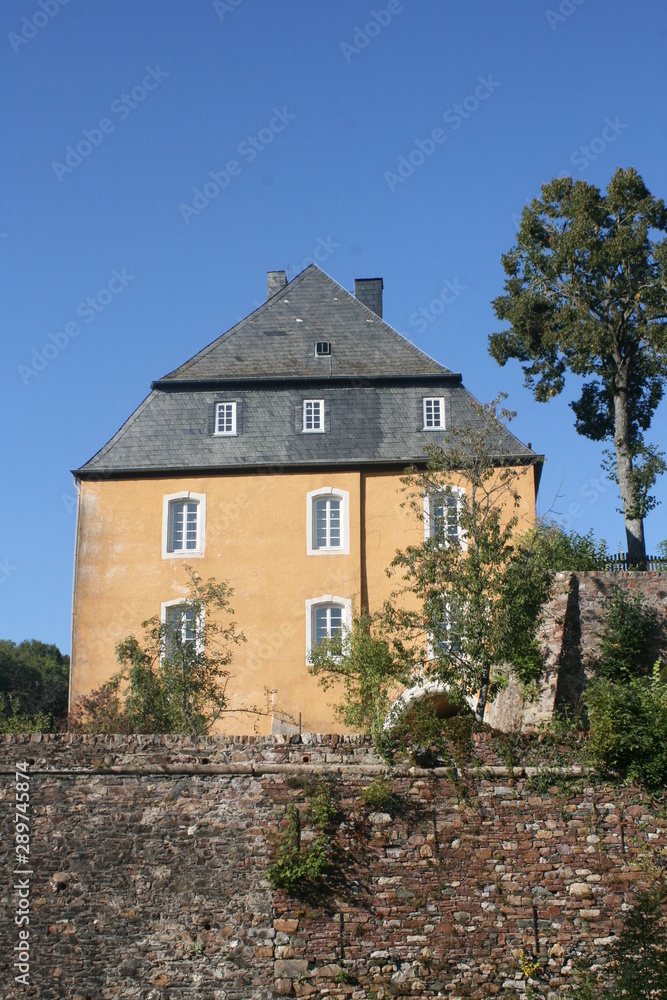 Burg Dhronecken im Hochwald